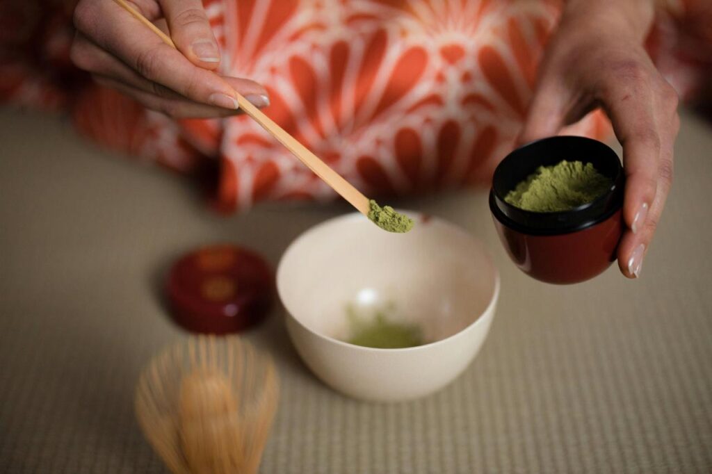 Matcha çayının faydaları ve zararları hakkında her şey! Matcha çayı nedir, nasıl hazırlanır, zayıflatır mı, cilde faydaları neler? Hepsi eğlenceli anlatımla bu yazıda!